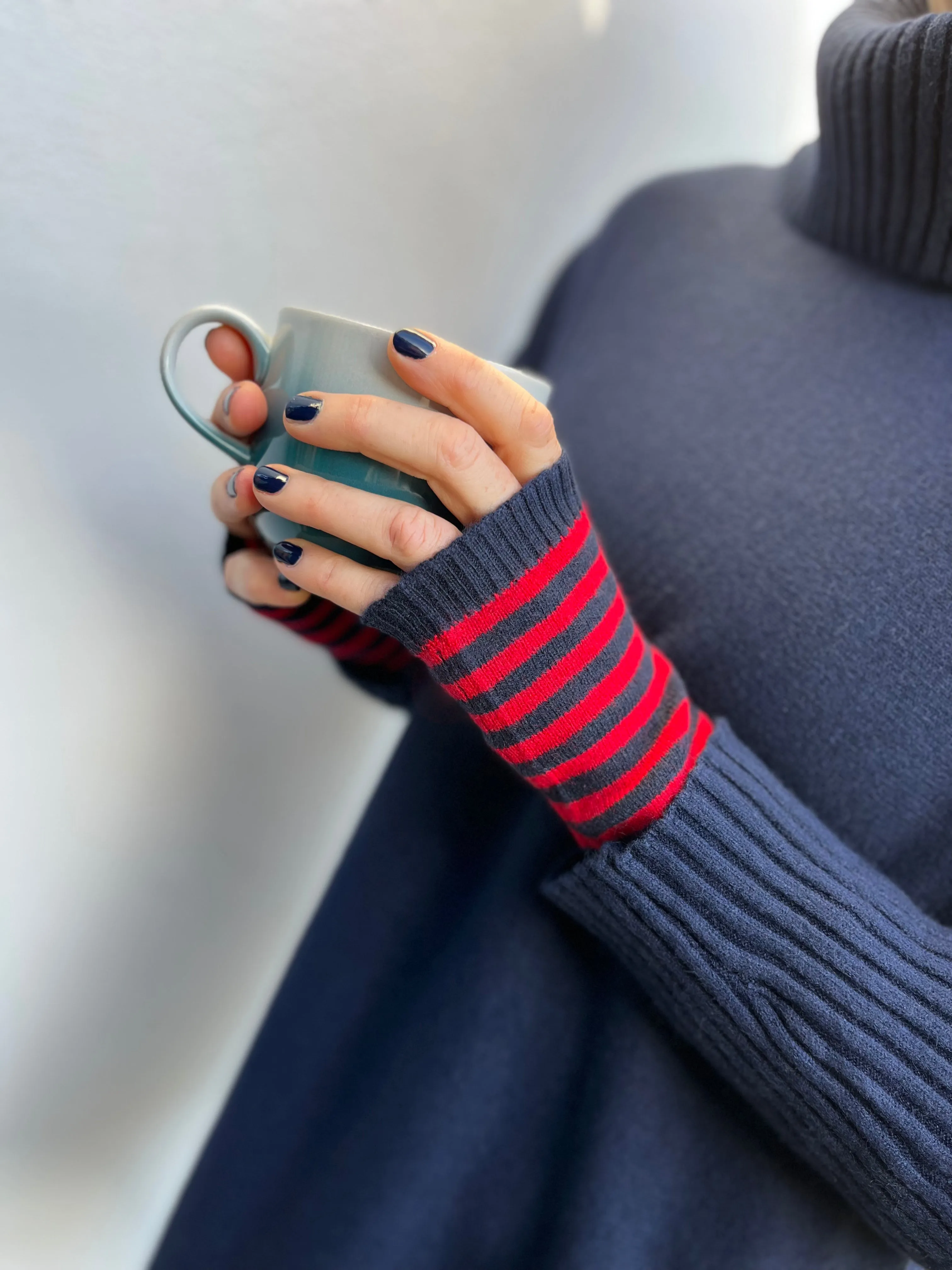 Claudia cashmere wristwarmers in red/navy