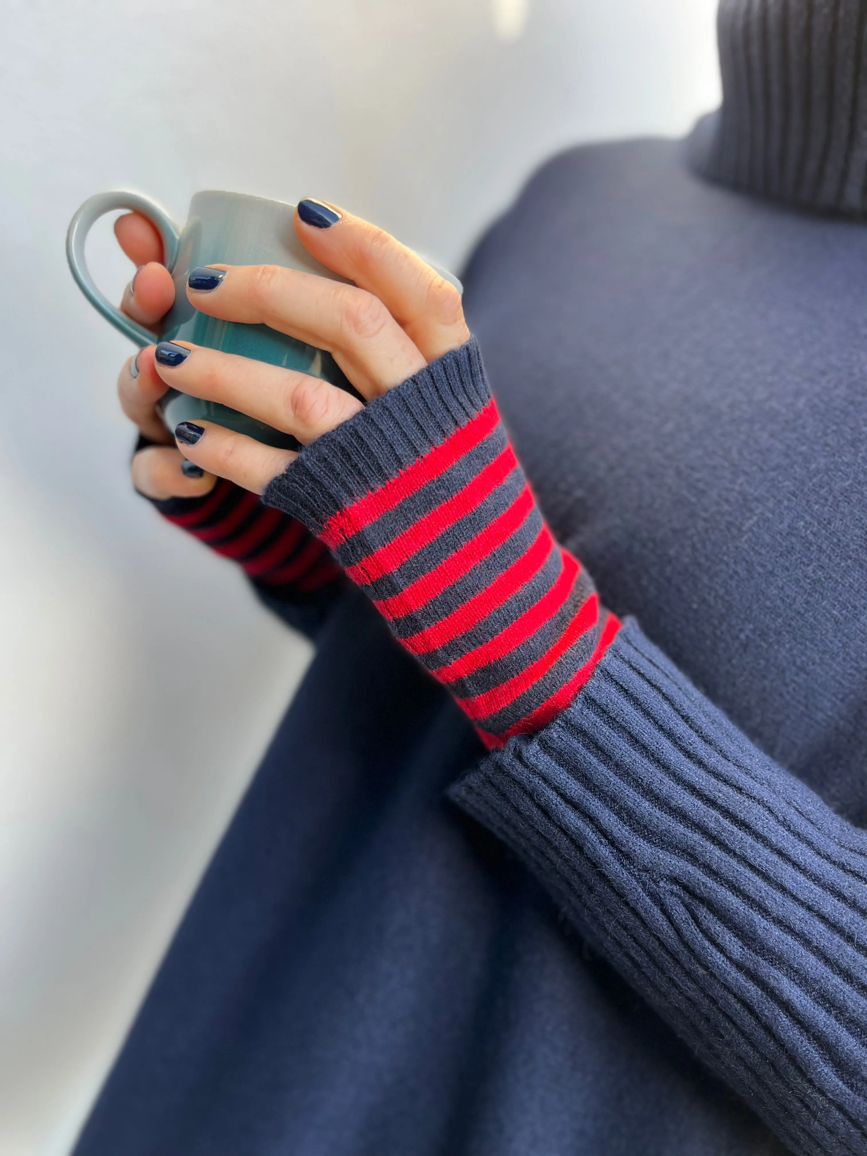 Claudia cashmere wristwarmers in red/navy